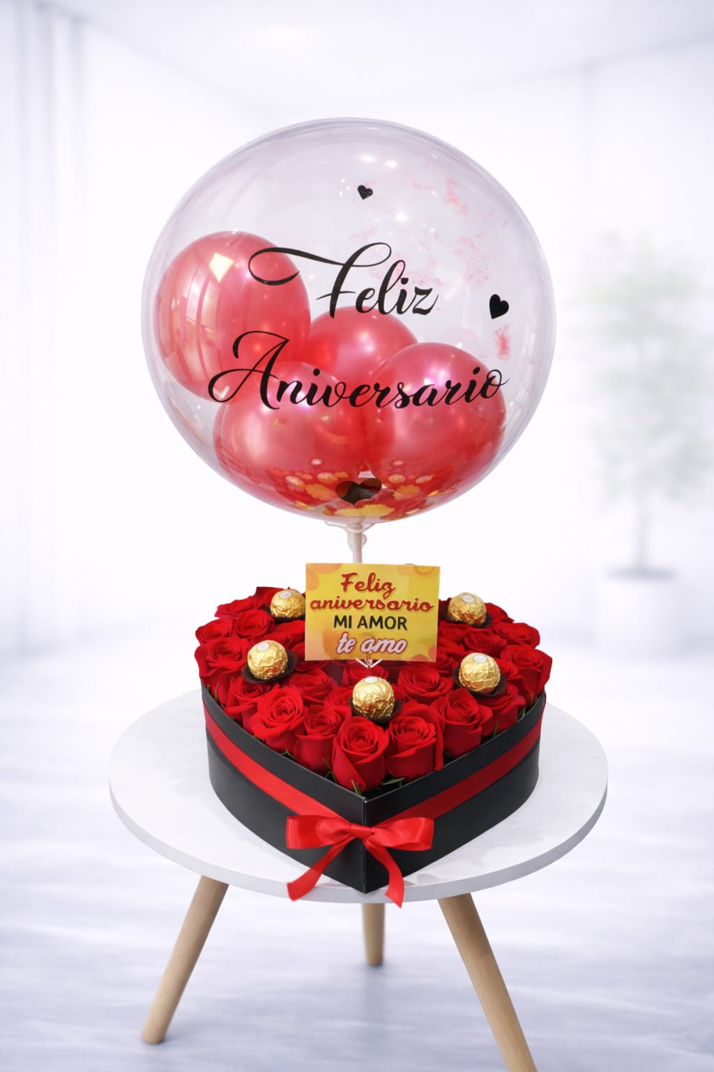 Caja Corazón 36 Rosas + Globo personalizado y 6 Ferrero