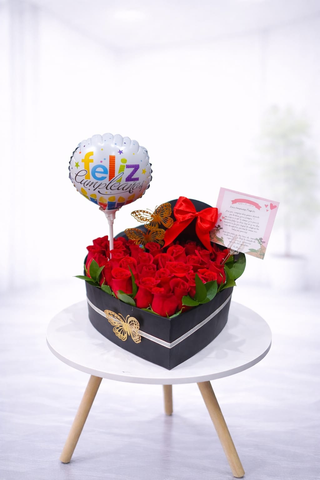 Caja Corazón 36 Rosas y Mariposas + Globo de Feliz Cumpleaños